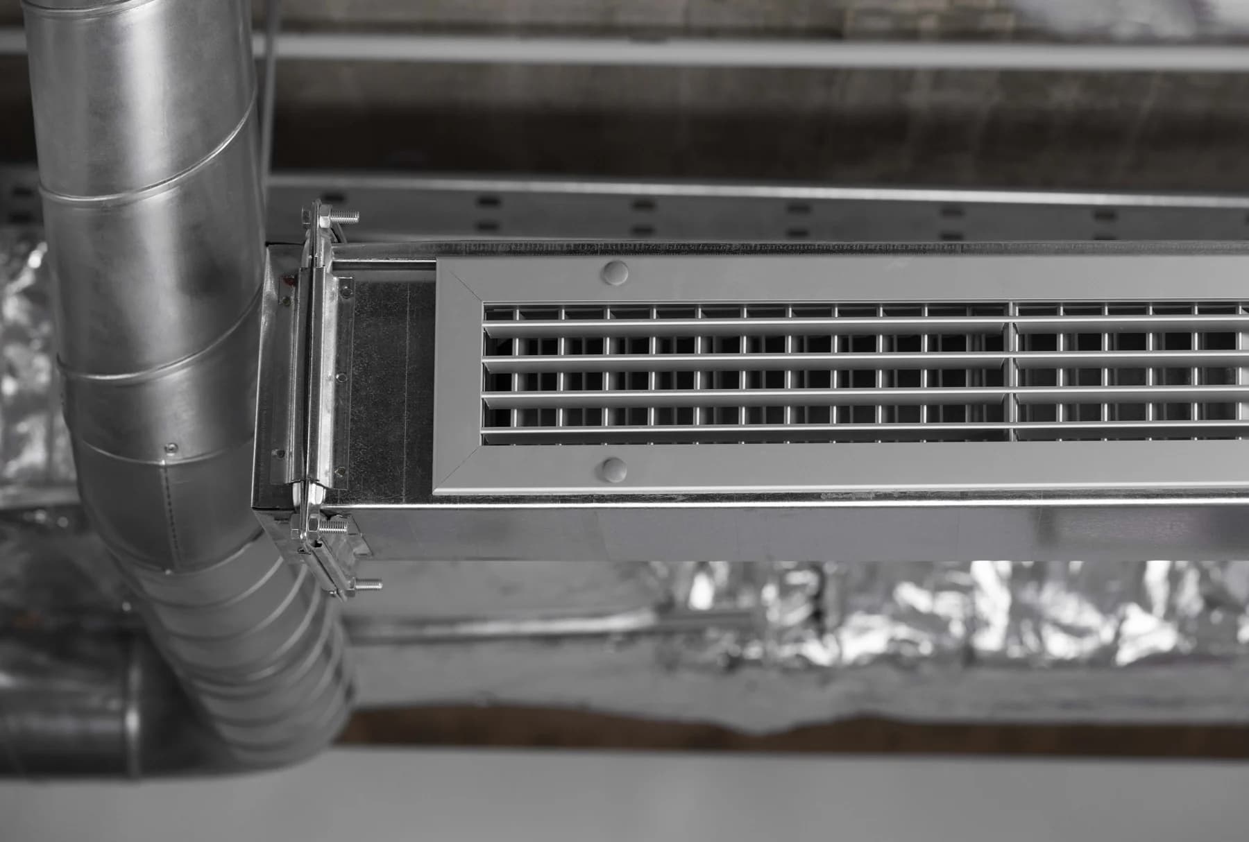 Metal fittings behind a room air register